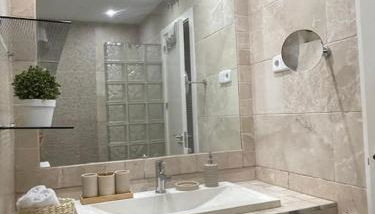 Beautiful Marbella Apartment - Photo 5, towels, Shower