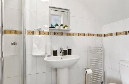 Grab a Deal Today! Massive Home For Contractors & Parking for 4 - Foto 38