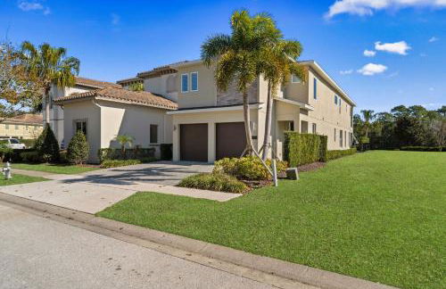 Epic Playhouse Getaway - Castle & Superhero Bunks Theater Private Pool No Rear Neighbors - Foto 66