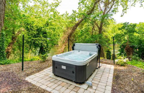 Riverside Tiny Cabin w Hot Tub, Fire Pit, & Kayaks - Foto 43