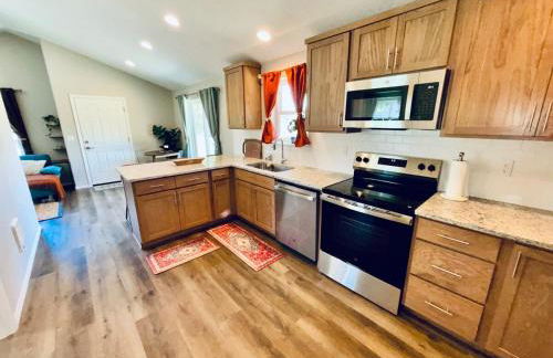 Colorful Comfort 3 Bedroom Home with Fenced yard - Foto 13