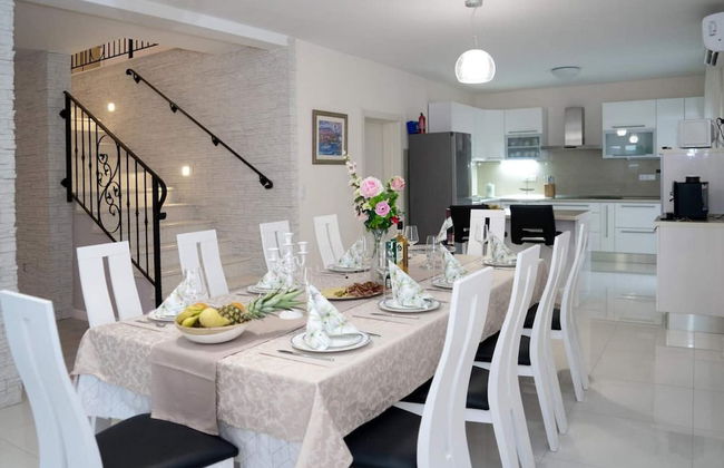 Peaceful Escape With Mountain Views, Heated Pool and Modern Amenities in Radošić - Foto 12