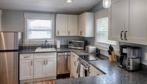 Quaint Cottage with Private Pool-Walk to Everything - Foto 4