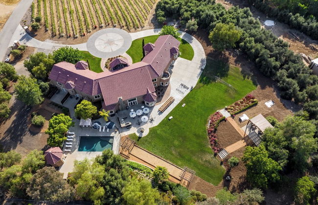 Wilson Creek Manor By Avantstay Sleeps 10! Amazing Estate w/ Pool & Game Room - Photo 1