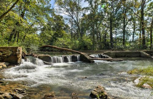 Ooltewah Cabin with Grill, Pool Table and Porch! - Foto 2