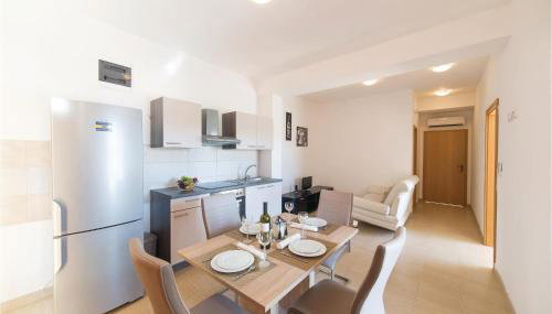 2 Bedroom Stunning Apartment In Divulje - Foto 4