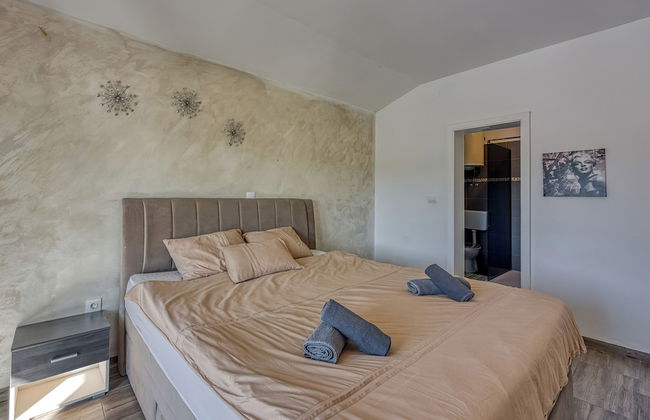 Holiday Home With Pool - Photo 9