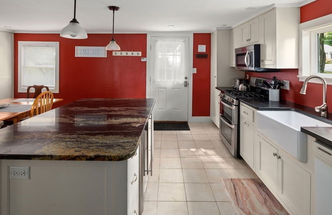 Cozy Colchester Cabin near Lake by RedAwning - Foto 16