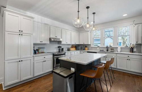 Tranquil East Nashville Zen Retreat with 2 Patios, Garage Parking, Yoga Mats Included, Covered Patio and Deck, Walk to Five Points Dining & Bars, Board Games, 10 Min to Broadway, 24 Hr Hospitality - Foto 15