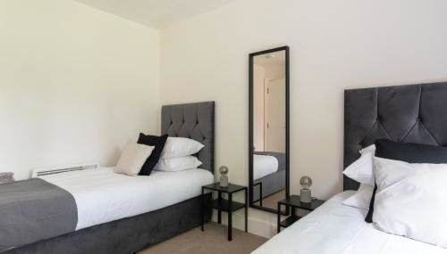 Spacious 2BR Flat - 2 Free Parking Spaces - Near LGW Airport - Foto 4, wardrobe, heating