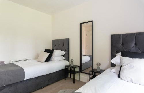 Spacious 2BR Flat - 2 Free Parking Spaces - Near LGW Airport - Foto 4