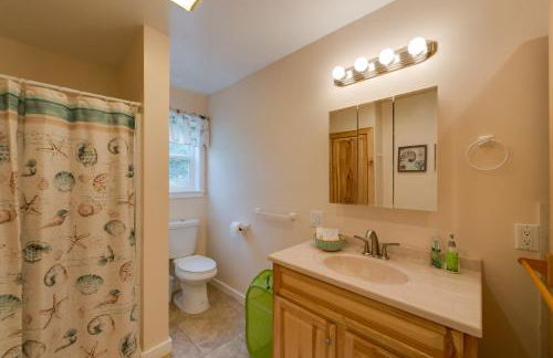 Herron Island Cabin with Deck Walk to Beach! - Foto 19