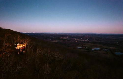 Breathtaking Tree House with Jacuzzi and Lofted Interior in Georgia - Foto 32