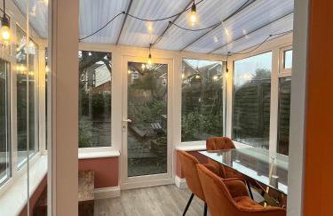 Stylish 2Bed Ground Floor Flat with Private Garden - Photo 19