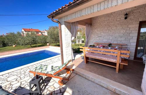 Villa Mirela with a comfortable garden and pool - Foto 16