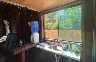 Chalé de Madeira, a 60m do mar em condomínio - Foto 13