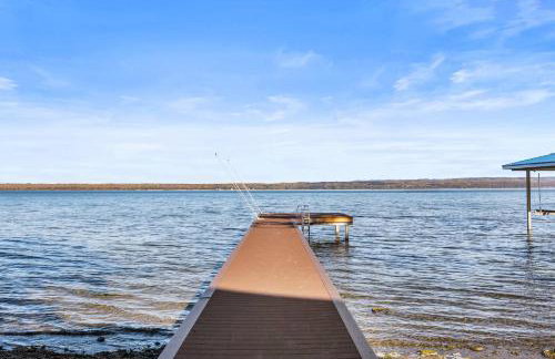 Waterfront retreat w/ wraparound deck & BBQ - Foto 50