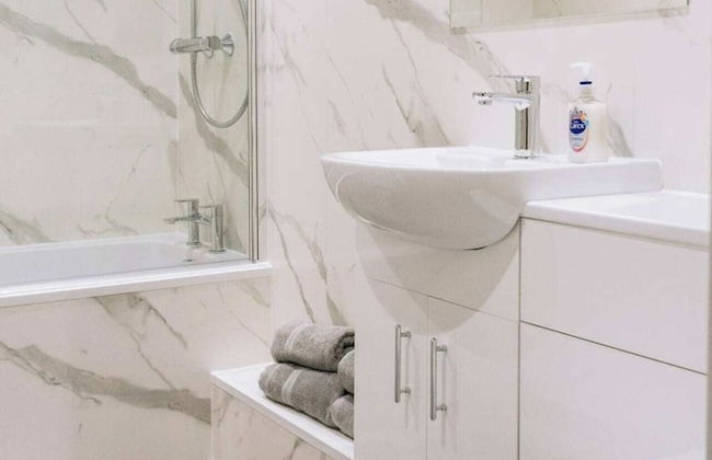 Snug & Serene 2BD Flat - Roseburn - Photo 17