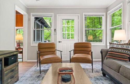 The Gingerbread House - 4 BR chalet, Sunroom, Deck, sleeps 10, modern amenities - Foto 46