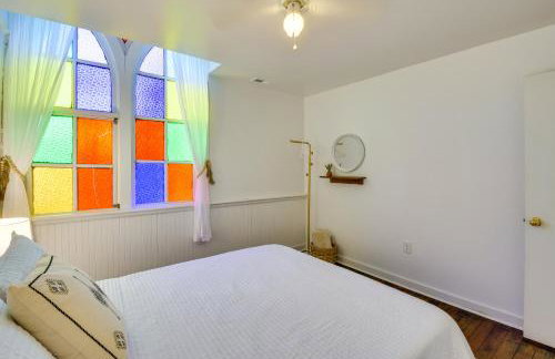 Newry Retreat in Converted Church with Shared Patio! - Foto 12