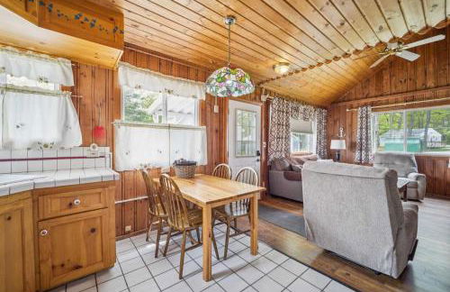 Sunnyside 3BR 1BA Relaxing Lakefront Retreat - Foto 12