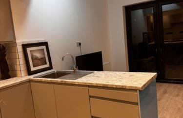 London corporate 6 bedroom home with free parking - Foto 2