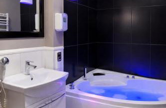 EUROPA22 Apartament z JACUZZI w samym sercu miasta Tomaszów Maz - balkon z widokiem na park i fontanny Szybkie zameldowanie od 13 - Foto 1