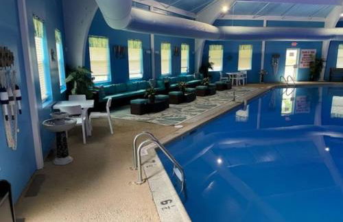 Stunning! Pocono Escape! HotTub Sauna Pool Ski Pet-Friendly Firepit Game Room Fireplace BBQ Lakes Tennis Fishing - Foto 3