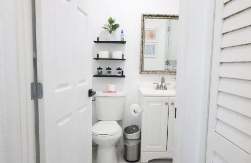 GREAT Luxe House NEAR Downtown & Marina in Miami - Photo 36