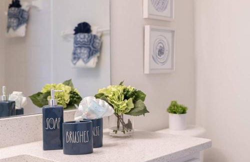 580 - Stunning Renovated Home with Large East Facing Pool Deck Overlooking Preservation Area and Games Room - Foto 13