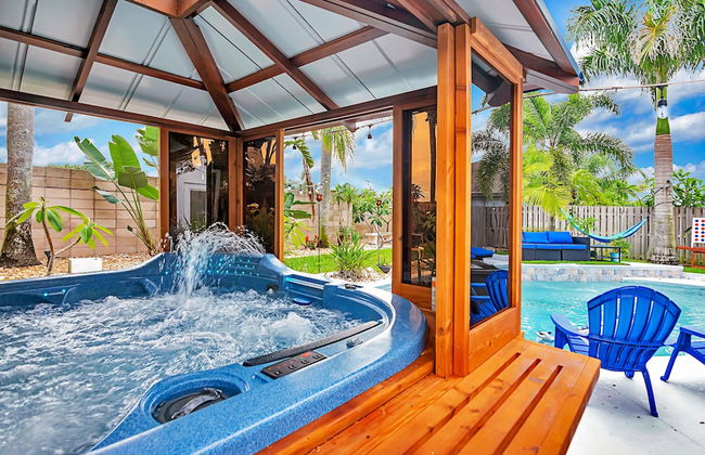 Urban Oasis W/hot Tub, Heated Pool And Private Movie Theater 2 Bedroom Home by RedAwning - Foto 51