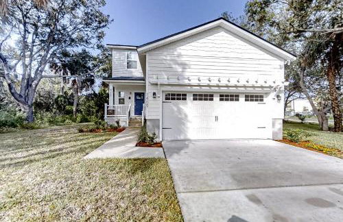 Newly-built 2-story home near the ocean with patio, washer/dryer, streaming - Photo 1