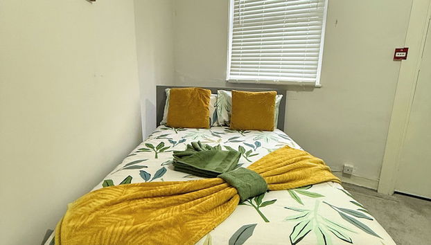 Spacious 6BR Property with Parking - Foto 2, Habitación