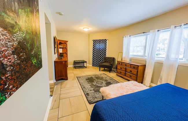 The Stone Castle - With Private Yard & Parking, Near Falls & Casino by Niagara Hospitality - Foto 4