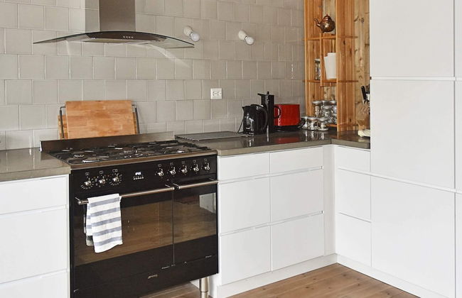 8 Person Holiday Home in Lesund - Foto 10