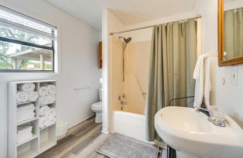 Group Getaway! Hill Country Basecamp with Trails - Foto 14