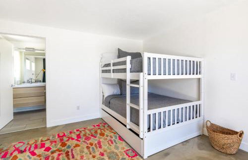 Casa Rocosa I Midcentury Home on 5 Private Acres Near Park - Foto 38