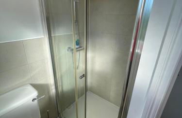 Large 5 bed detached house near Stansted Airport with Parking for 2 vehicles! Stansted Stays - Foto 18