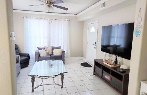 Furnished Home for Traveling Nurses, Corporate Stay Mid-Term Galveston-only 10Min to UTMB-7 Min to Cruise Port-1 Block to Beach Pleasure Pier- Large 3Bed-2Bath-7 Beds-CasaAzul 2605B - Foto 8