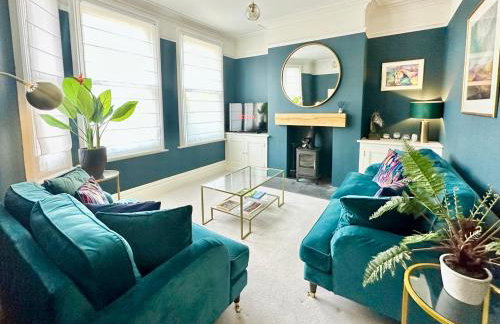 Montrose House - Photo 1