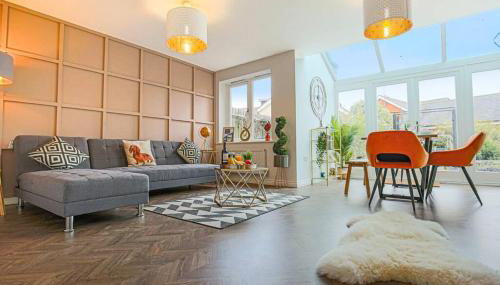 Luxury 5 Bedroom 3 Bathroom House - Smart TVs with Sky and Netflix, Super Fast WiFi, Free Parking by Yoko Property - Foto 3