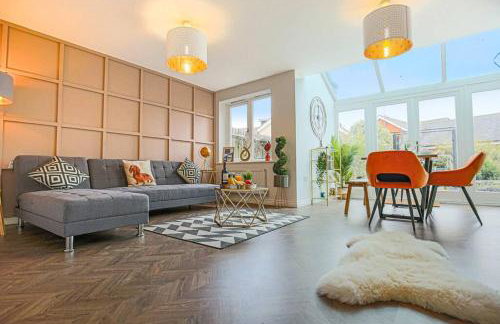 Luxury 5 Bedroom 3 Bathroom House - Smart TVs with Sky and Netflix, Super Fast WiFi, Free Parking by Yoko Property - Foto 3