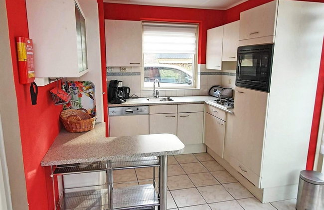 Appealing Bungalow With Garden - Photo 23