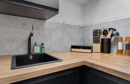 DG - Einfach aber sehr komfortabel - Wohnung für bis zu 12 Personen - Gruppen, Messe, Monteure, Studenten - Voll ausgestattet - 3 Smart-TV 55 Zoll Netflix, 1000 Mbit WLAN, voll ausgestattete Küche - Foto 6