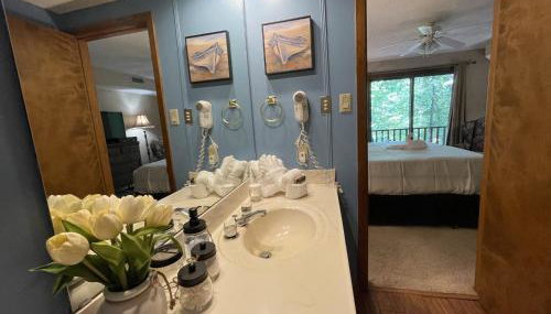 Forest view, log-sided two bedroom, two bath condo on Lake Ouachita, condo - Foto 4