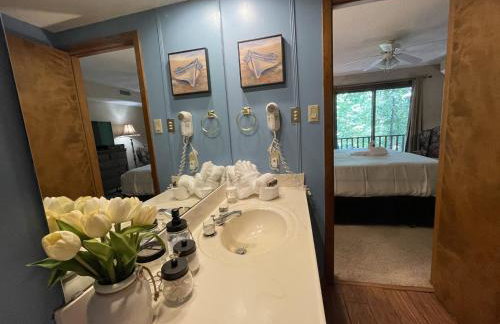 Forest view, log-sided two bedroom, two bath condo on Lake Ouachita, condo - Foto 4