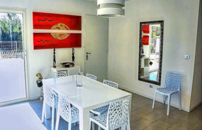 Beautiful Holiday Home With Garden - Photo 25