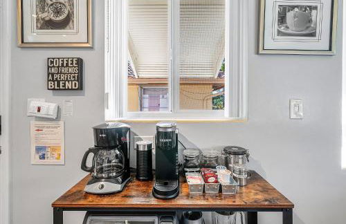 Coastal Harbor, King Bed, Pickleball Gear, Golf set, BBQ- 1 dollar rides to Beach, by Maven Vacation Rentals - Foto 25