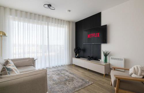 Modern Canal-Side Apartment in Milton Keynes - Photo 8