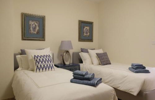 luxury modern apartment with terrace, pool and garage! - Photo 16